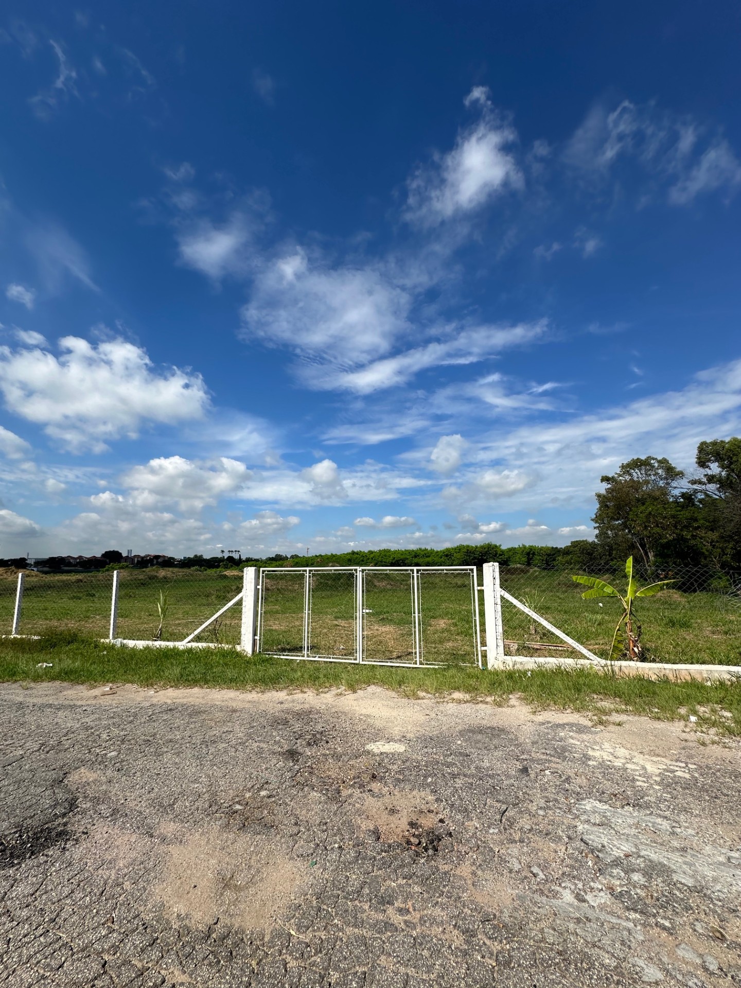 6 terrenos, desmembrados de uma Area maior de 208.484,55 m2. MatrIcula 54.822 (Gleba 4) cita um terreno de 6.394,93 m2, matrIcula 54.823 (Gleba 5) um terreno de 6.448,65 m2, matrIcula 54.825 (Gleba 7) um terreno de 4.252,56 m2, matrIcula 54.826 (Gleba 8) um terreno de 4.607,93 m2, matrIcula 70.777 (Gleba 6) um terreno de 12.455,37m2 e matrIcula 79.424 (Gleba Remanescente) um terreno de 91.909,38 m2, totalizando 126.068,82 m2. Terreno matrIcula 70.777 possui uma Area NAo Edificante com frente para a Rodovia estimado em 1.000,00 m2. MatrIcula 79.424 possui uma Area NAo Edificante * Frente Rodovia estimado em 320,00 m2 e uma faixa non edificanti (paralela ao Rio Ipaneminha) estimada em 9.000,00m2. Area equivalente terreno matrIcula 70.777 de 11.455,37m2 e Area equivalente terreno matrIcula 79.424 de 83.489,38, m2. Area de Terreno Equivalente Total de 116.648,82 m2.. Imóvel de grande extensão com mais de um número de CEP. — foto principal