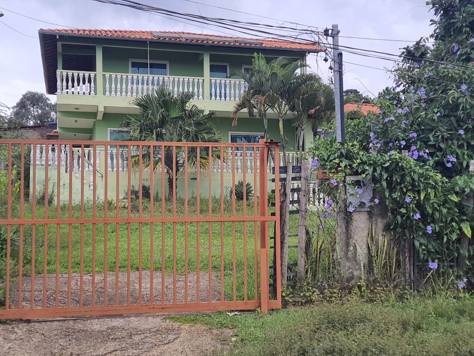 DESCRICAO TRG: CASA - JARDIM DAS OLIVEIRAS.RUA 06, No 553 - CEP: 35740-000.AREA TERRENO: 360 M2.AREA CONSTRUIDA: 259,30 M2.MATRICULA: 9.005 DO CRI DE ESMERALDO/MG.CONTRIBUINTE: 02.050.003.0130.001 - PREFEITURA DE ESMERALDA/MG — foto principal