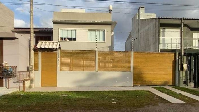 Casa em Pelotas, Recanto De Portugal, Rua Cidade de Santarém, 1805, RS. Área: 145m2
