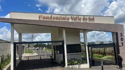 Confirmamos com a ex mutuária que não existe chave ou controle para acessar a entrada basta somente informar o nome na portaria e ela disponibilizou também o contato do síndico Felipe 042 9999-0123. — foto principal
