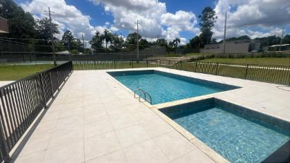 Confirmamos com a ex mutuária que não existe chave ou controle para acessar a entrada basta somente informar o nome na portaria e ela disponibilizou também o contato do síndico Felipe 042 9999-0123. — foto principal