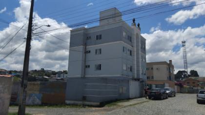 Apartamento e garagem se encontram no pavimento térreo. — foto principal