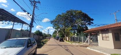 Casa F-23, situada na Rua Lajeado, nº 1409, no Condomínio Residencial Lajeado, correspondente à quarta casa da direita para a esquerda de quem, de dentro do condomínio, olha de frente para o Conjunto F, com área real privativa de 64,56m², área de uso comum coberta padrão de 0,39m², totalizando 64,95m² de área construída coberta, área real de uso comum de divisão não proporcional de 28,97m² referente ao pátio e jardim de usos privativos, área real de uso comum de divisão proporcional de 22,32m², ocupando terreno de uso exclusivo com 93,53m², medindo 6,00m de frente ao noroeste para Alameda B, por 15,60m de extensão da frente aos fundos por um lado e 15,57m pelo outro lado, confrontando-se com terrenos de uso exclusivo das Casas F24 e F21, correspondendo a uma fração ideal de 3,333% do lote 02 e nas coisas de uso comum do condomínio. A casa é constituída de garagem, sala de estar/jantar, cozinha, banheiro, dois dormitórios e área de serviço. Construída sobre parte do lote 02 da quadra RH, do Loteamento Parque Nossa Senhora Medianeira, zona urbana de Eldorado do Sul/RS.¿ Cadastro Municipal: 17901-0. — foto principal